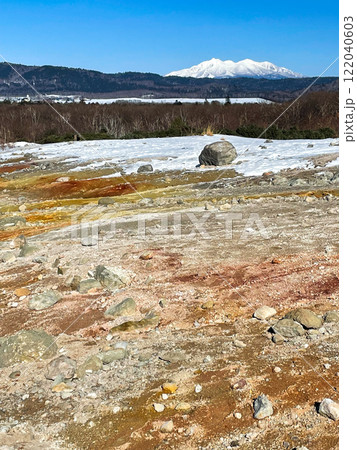 北海道弟子屈町・硫黄山より眺める斜里岳 122040603