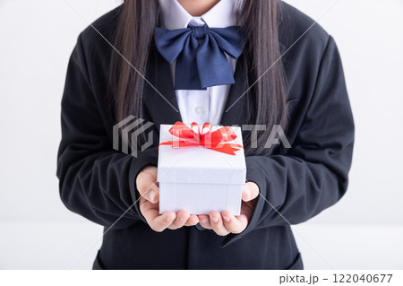 プレゼントボックスを持つ女の子 122040677