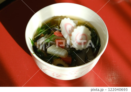 晴れの正月に撮影した雑煮のアップ 122040693