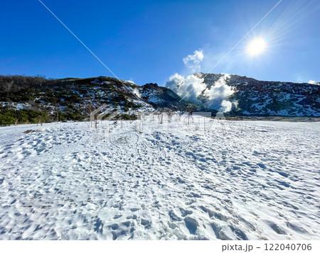 北海道弟子屈町・蒸気を上げる硫黄山 北海道弟子屈町・蒸気を上げる硫黄山 122040706