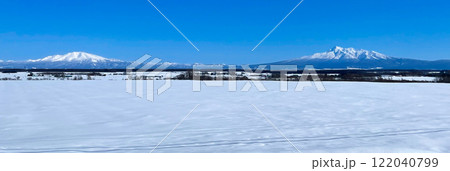 北海道・小清水町じゃがいも街道より眺める斜里岳 122040799