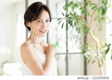 ビューティーイメージ　女性のポートレート 122040802