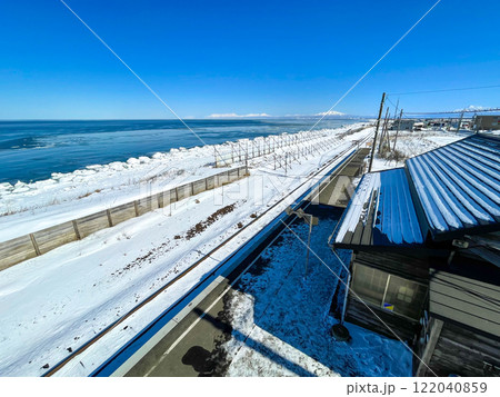 釧網線北浜駅から眺める知床連山 122040859