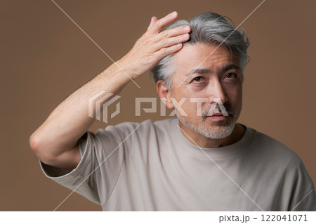 ミドルの白髪男性の美容 ミドルの白髪男性の美容 122041071