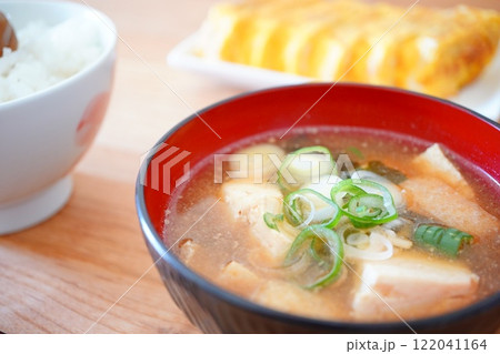 小学5年生の子供が冬休みに家庭科の宿題で作った味噌汁。 122041164