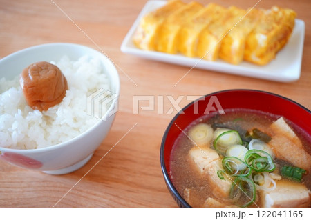 小学5年生の子供が冬休みに家庭科の宿題で作った味噌汁と、梅干しを乗せた白米と卵焼き。 小学5年生の子供が冬休みに家庭科の宿題で作った味噌汁と、梅干しを乗せた白米と卵焼き。 122041165