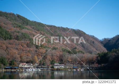 紅葉に包まれた湖畔のキャンプ場 紅葉に包まれた湖畔のキャンプ場 122041171