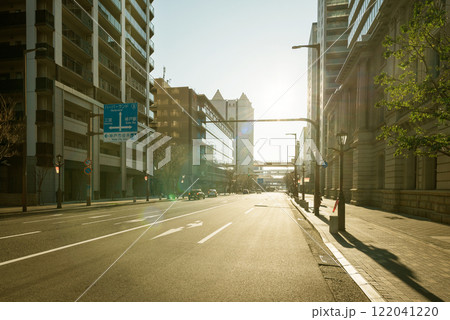 早朝の神戸市の街並み 122041220