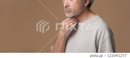 喉を触る白髪男性(バナー) 喉を触る白髪男性(バナー) 122041257