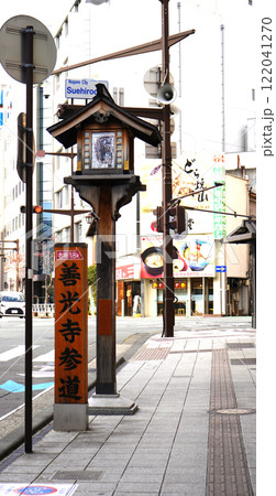 長野善光寺参道にある燈籠と標識・冬 122041270