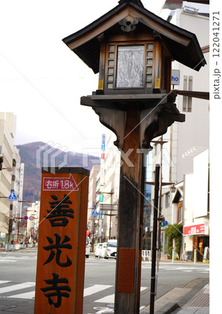 長野善光寺参道にある燈籠と標識・冬 122041271