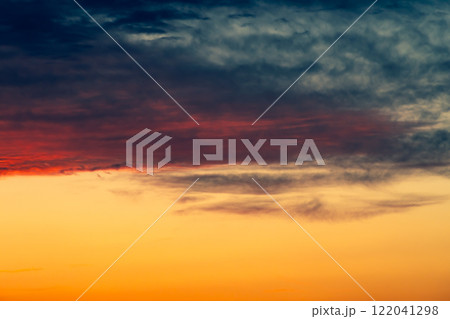 厚い雲が覆うオレンジ色の夕空 a-3 暖色寒色強調 厚い雲が覆うオレンジ色の夕空 a-3 暖色寒色強調 122041298