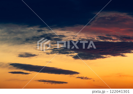 厚い雲が覆うオレンジ色の夕空　b-3 暖色寒色強調 122041301