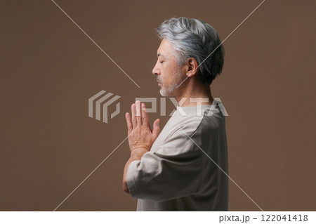 手を合わせる白髪の男性 手を合わせる白髪の男性 122041418