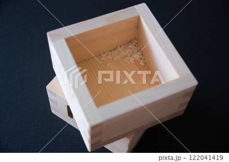 黒背景に升に残った少量のコメ 122041419