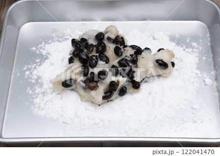 豆大福　黒豆大福　残った黒豆を使って大福を作る 122041470