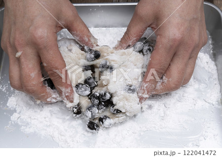 豆大福　黒豆大福　残った黒豆を使って大福を作る 122041472