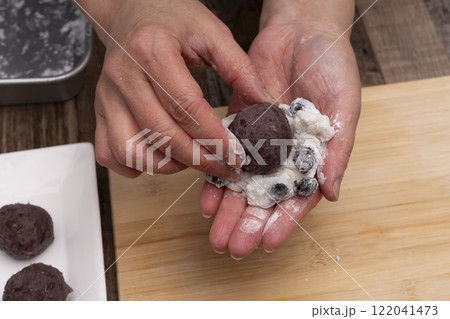 豆大福 黒豆大福 残った黒豆を使って大福を作る 豆大福 黒豆大福 残った黒豆を使って大福を作る 122041473