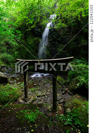 森の中にある鳥居と滝 122041505