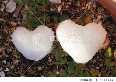雪でつくった二個のハート 雪でつくった二個のハート 122041533