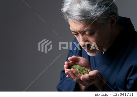 お茶の香りを嗅ぐ作務衣の男性 122041711