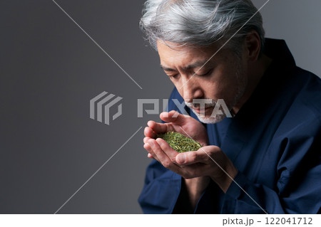 お茶の香りを嗅ぐ作務衣の男性 122041712