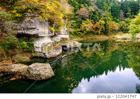紅葉に染まる塔のへつり 122041747