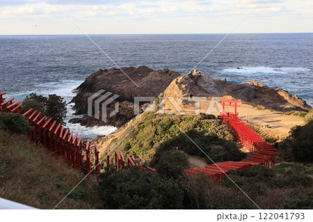 青い海と鳥居 122041793