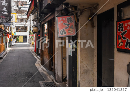 京都市 木屋町通り裏道の居酒屋の風景 京都市 木屋町通り裏道の居酒屋の風景 122041837