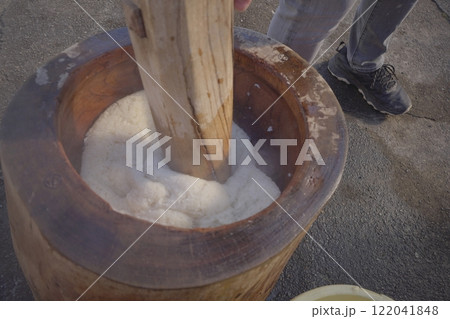 木臼での餅のつき始め まだ米粒が残っている 122041848