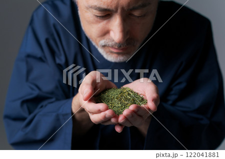 緑茶の香りを嗅ぐ作務衣の男性 緑茶の香りを嗅ぐ作務衣の男性 122041881