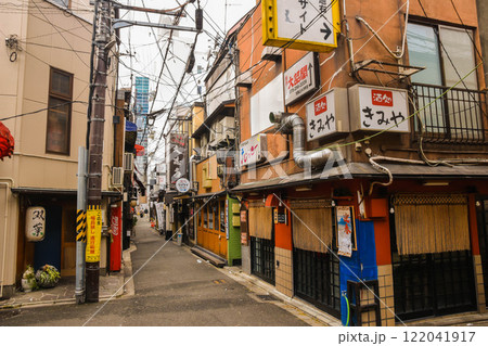 京都市　木屋町通り裏道の居酒屋の風景 122041917