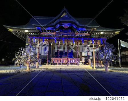 ライトアップされた夜の秩父神社 122041951