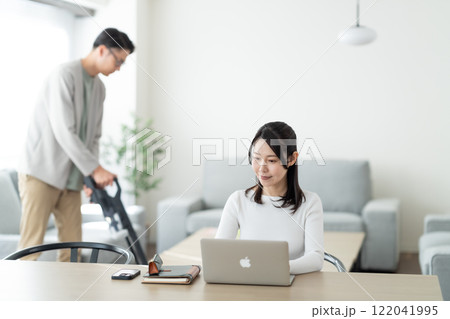 自宅で働く奥さんと家事をする主夫 自宅で働く奥さんと家事をする主夫 122041995
