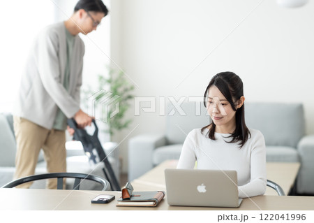 自宅で働く奥さんと家事をする主夫 自宅で働く奥さんと家事をする主夫 122041996