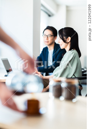 落ち着いたカフェで窓辺に座るカップル 落ち着いたカフェで窓辺に座るカップル 122041999