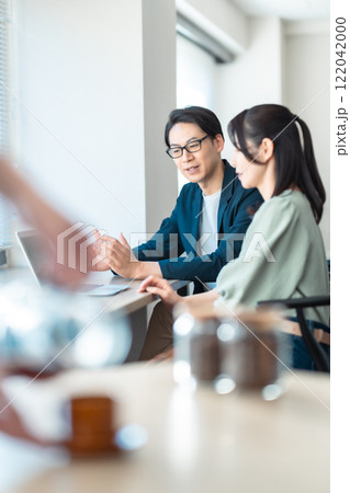 落ち着いたカフェで窓辺に座るカップル 落ち着いたカフェで窓辺に座るカップル 122042000