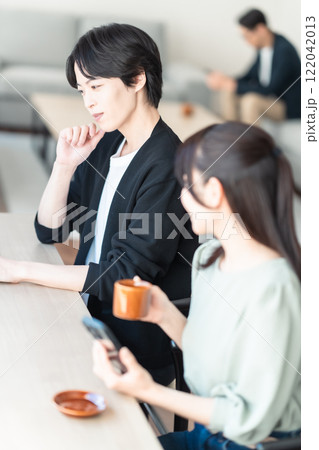 カフェでお茶をするミドルの女性 カフェでお茶をするミドルの女性 122042013