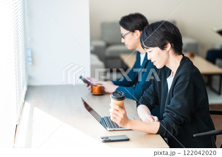 外回り中カフェで休憩するビジネスマン 122042020