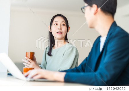 カフェで話を聞くビジネスマン カフェで話を聞くビジネスマン 122042022
