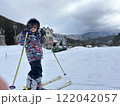 スキー場で記念写真 122042057