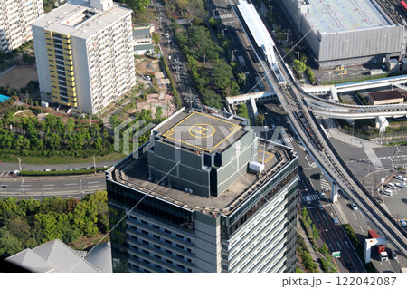 高層ビルのヘリポート 122042087