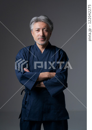 作務衣のシニア男性 122042275