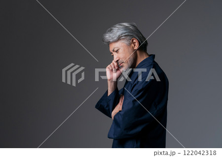 考える表情の作務衣の男性 122042318