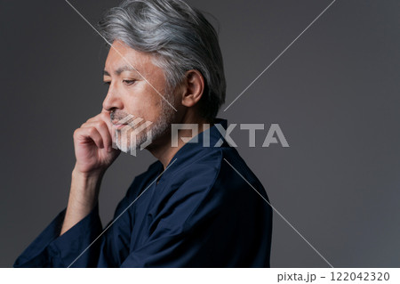 考える表情の作務衣の男性 考える表情の作務衣の男性 122042320
