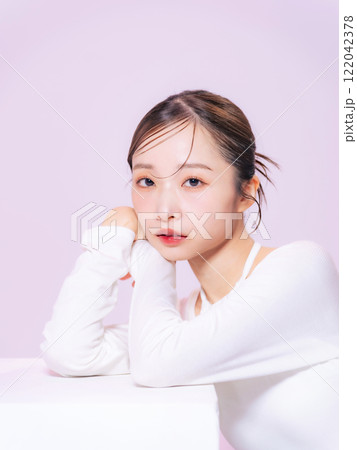 女性の美容ポートレート　スキンケア　コスメ 122042378
