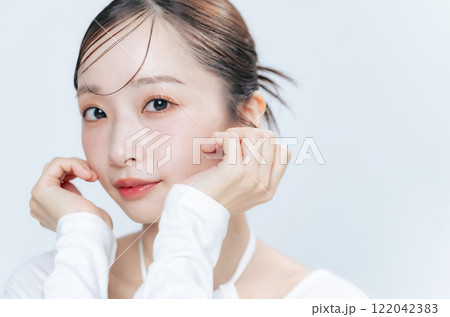 女性の美容ポートレート　スキンケア　コスメ 122042383