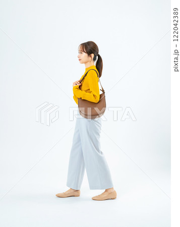 歩くカジュアルウェアの女性の全身写真 122042389