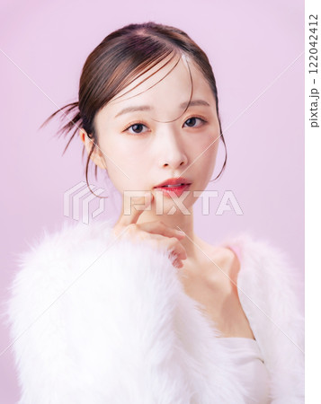 ファーコートを着た女性のファッションイメージ スキンケア コスメ ファーコートを着た女性のファッションイメージ スキンケア コスメ 122042412