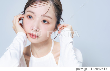 女性の美容ポートレート　スキンケア　コスメ 122042413